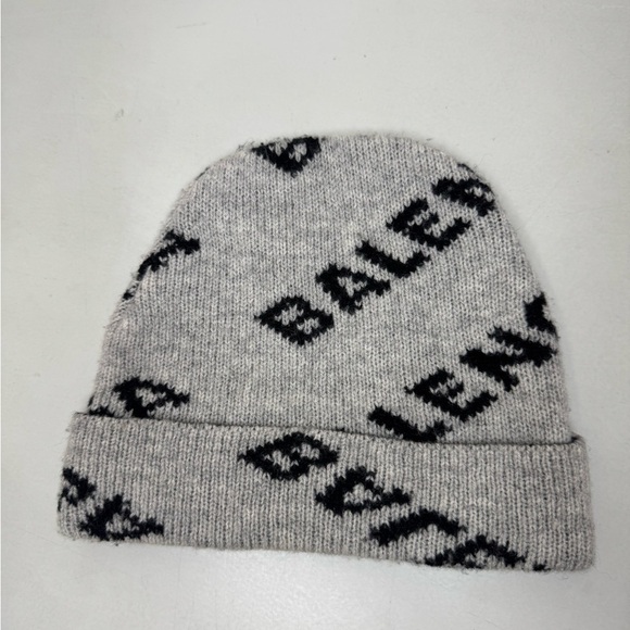 Authentic Balenciaga Grey & Black Logo Beanie – Unisex - Picture 10 of 14